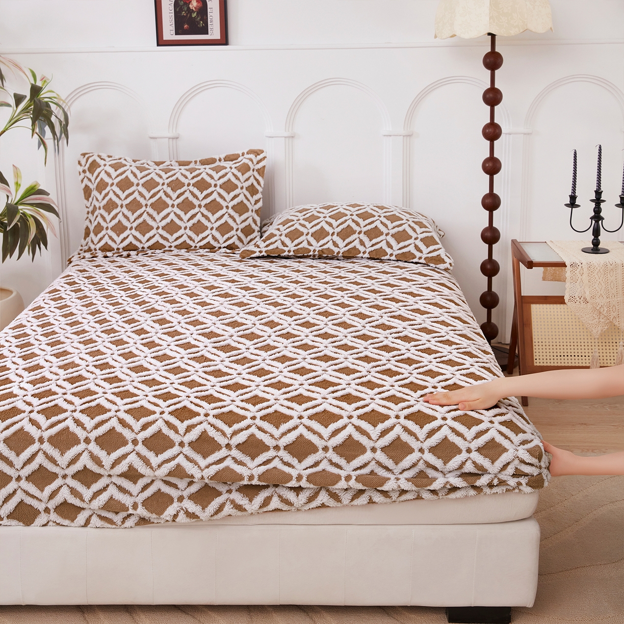 91家纺网 家纺一手货源 找家纺 云玲时尚 2025新款阳离子塔芙绒床笠 菱格深咖