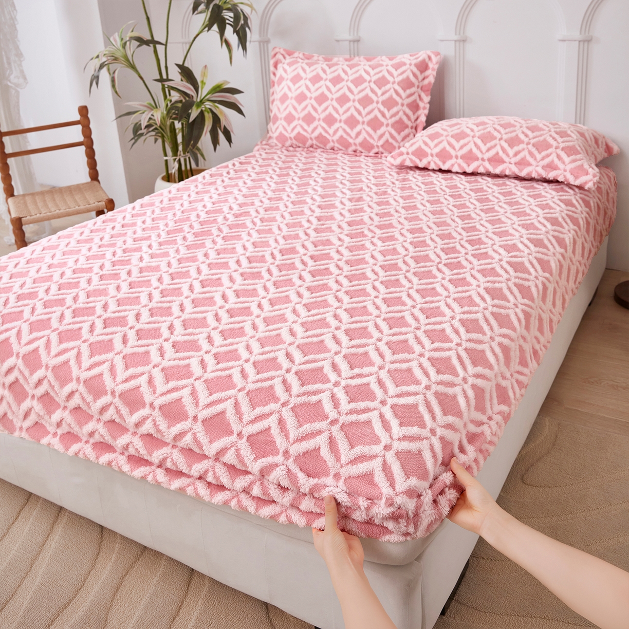 云玲时尚 2025新款阳离子塔芙绒床笠 菱格粉