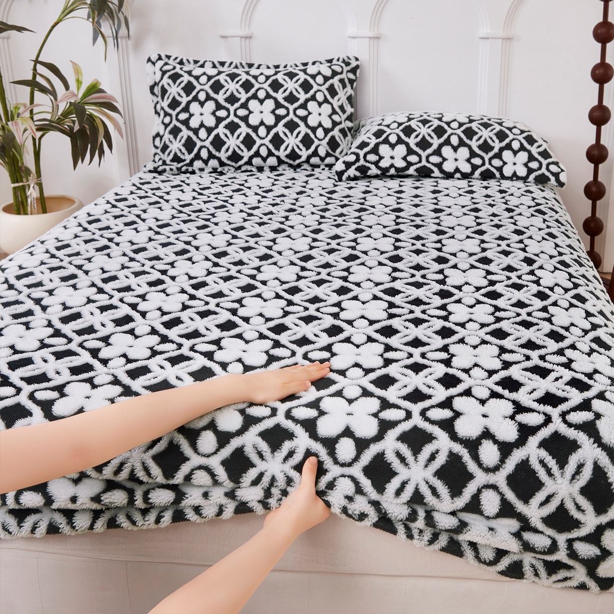 91家纺网 家纺一手货源 找家纺 云玲时尚 2025新款阳离子塔芙绒床笠 山茶黑