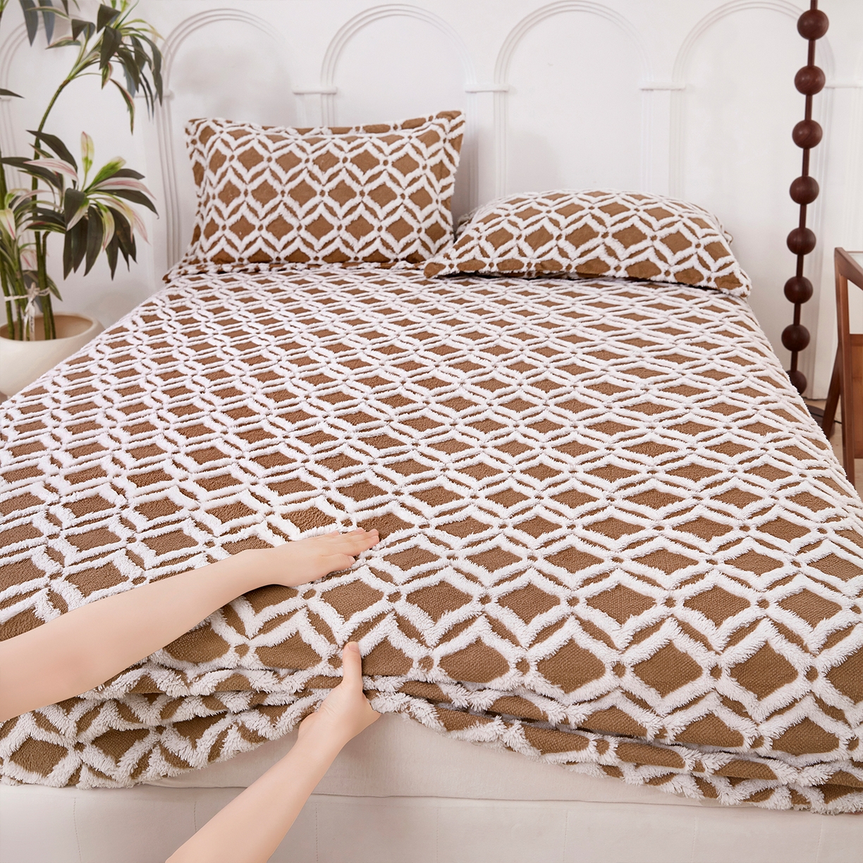 91家纺网 家纺一手货源 找家纺 云玲时尚 2025新款阳离子塔芙绒床笠 菱格深咖