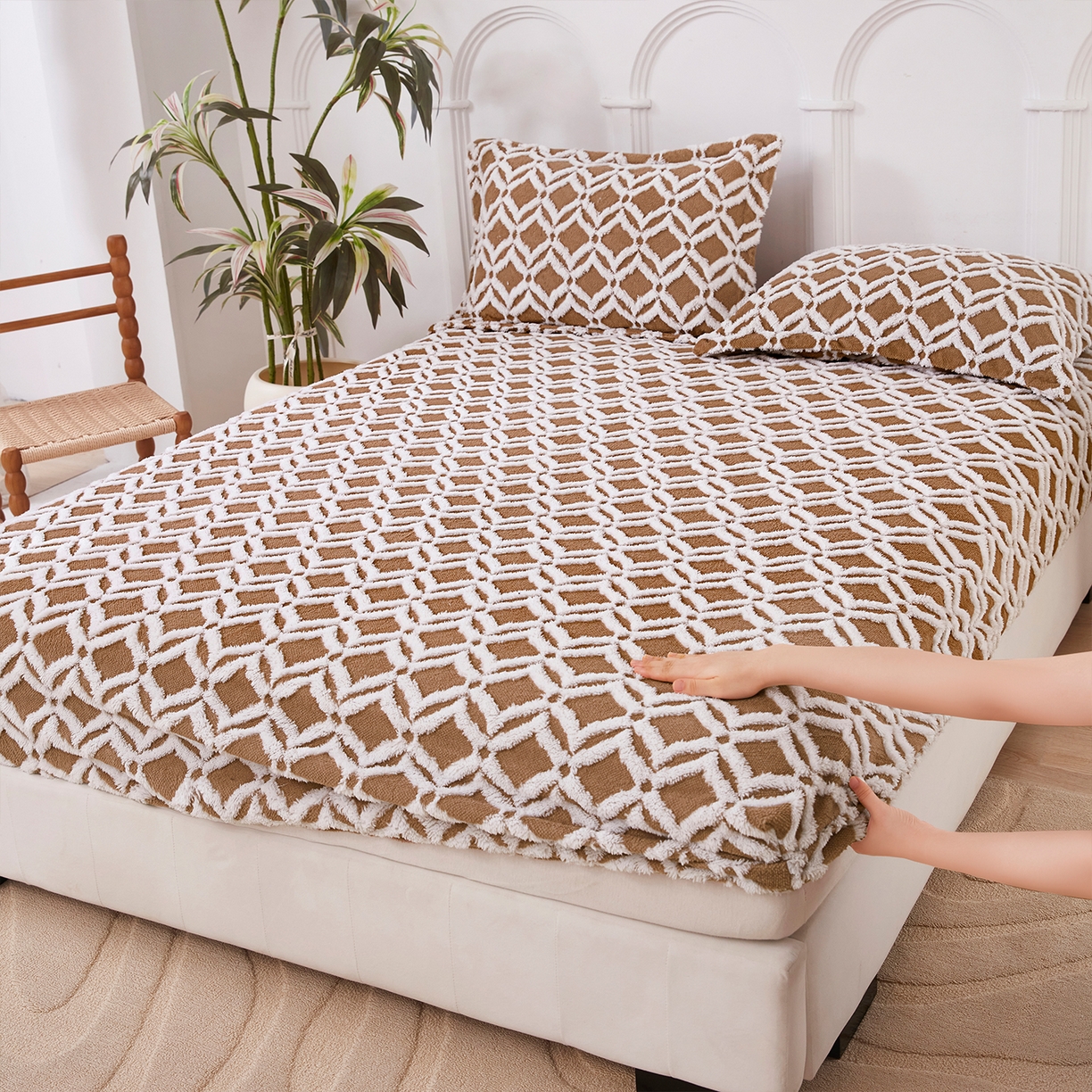 91家纺网 家纺一手货源 找家纺 云玲时尚 2025新款阳离子塔芙绒床笠 菱格深咖