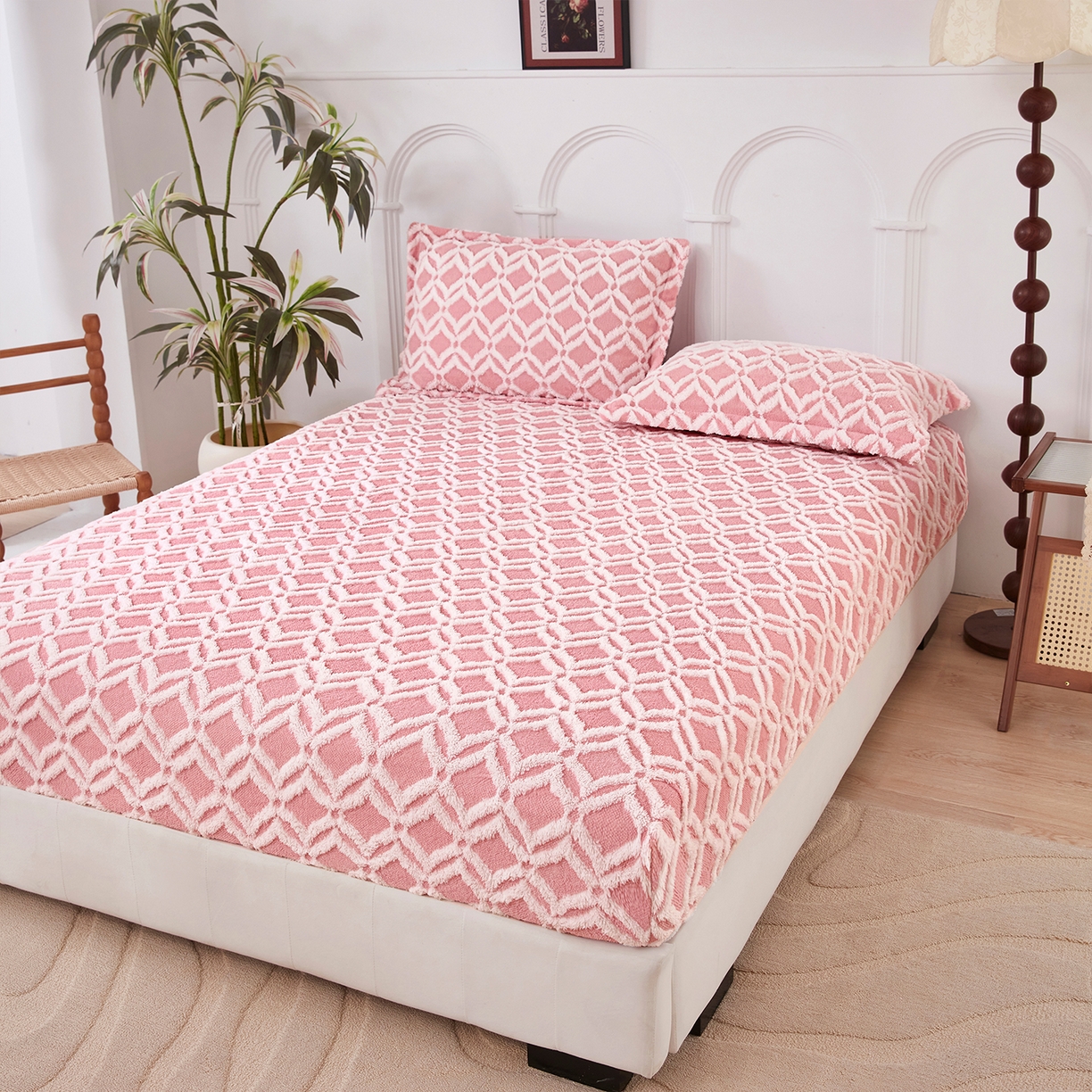 91家纺网 家纺一手货源 找家纺 云玲时尚 2025新款阳离子塔芙绒床笠 菱格粉