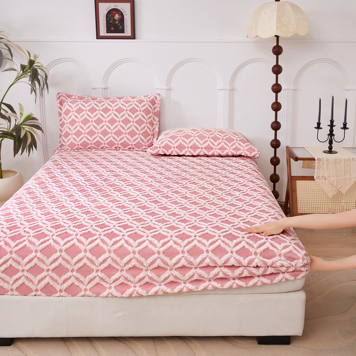 91家纺网 家纺一手货源 找家纺 云玲时尚 2025新款阳离子塔芙绒床笠 菱格粉