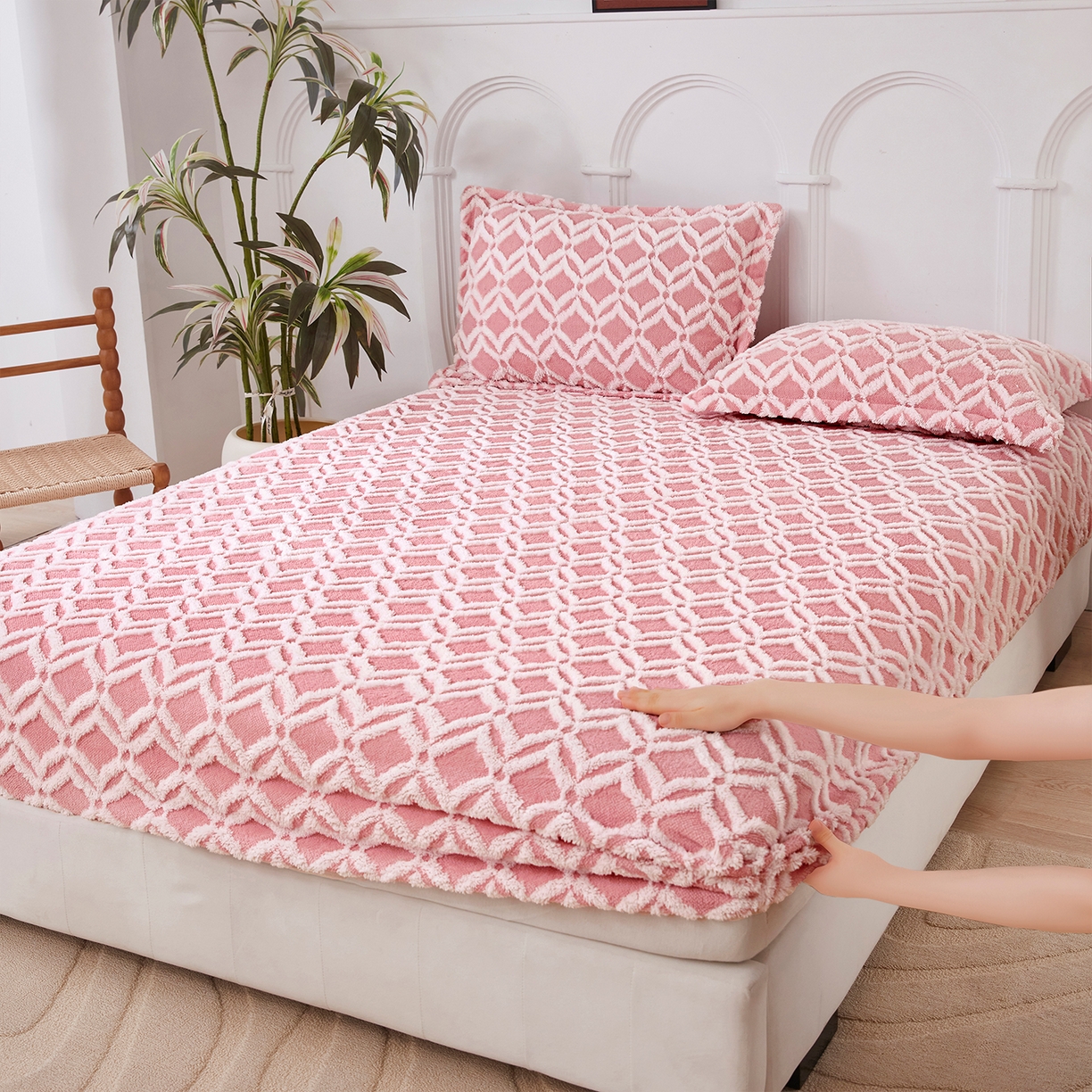 91家纺网 家纺一手货源 找家纺 云玲时尚 2025新款阳离子塔芙绒床笠 菱格粉