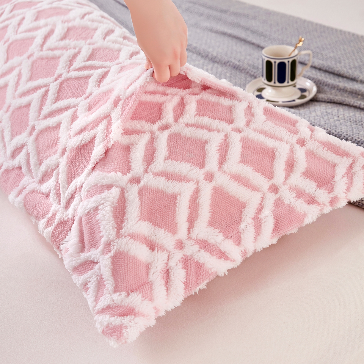 91家纺网 家纺一手货源 找家纺 云玲时尚 2025新款阳离子塔芙绒双人枕套 菱格粉