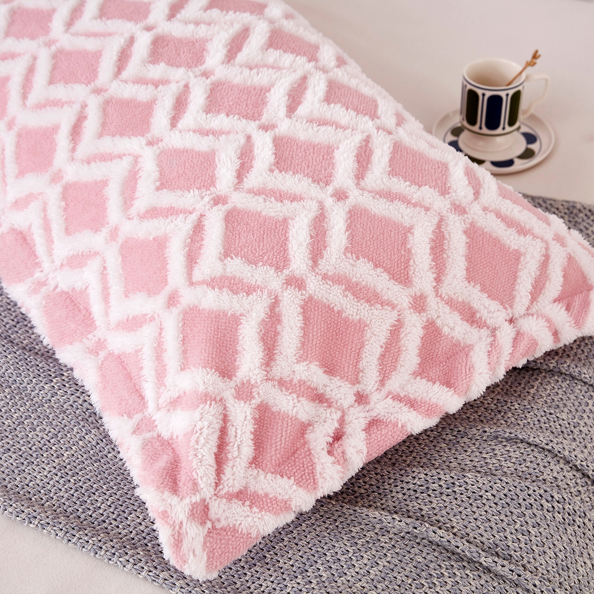 91家纺网 家纺一手货源 找家纺 云玲时尚 2025新款阳离子塔芙绒双人枕套 菱格粉