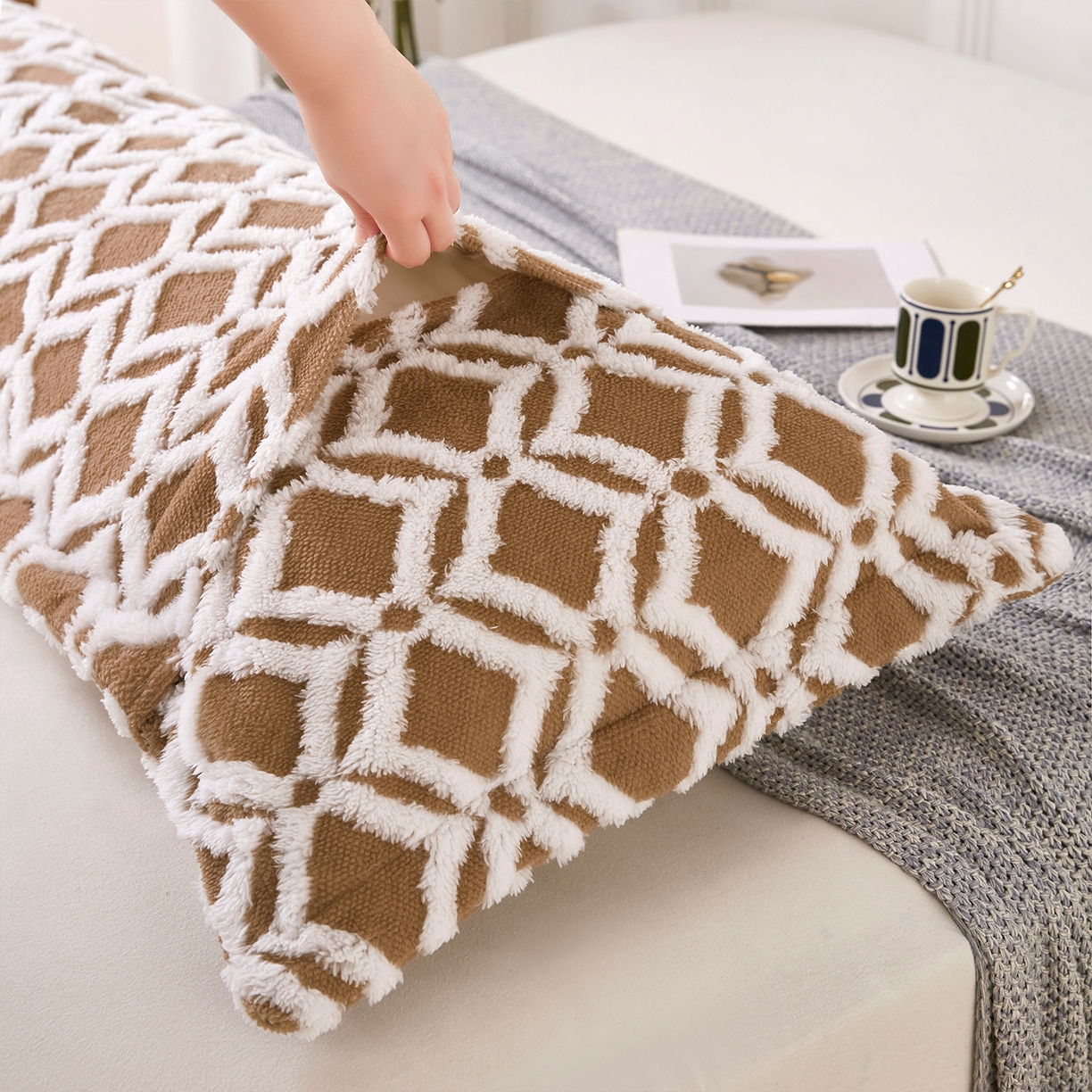 91家纺网 家纺一手货源 找家纺 云玲时尚 2025新款阳离子塔芙绒双人枕套 菱格深咖