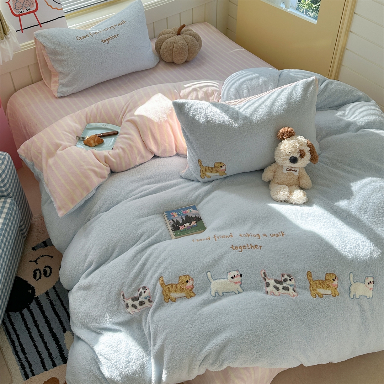 91家纺网 家纺一手货源 找家纺 暖生活 2025新款高克重细颗粒羊羔绒四件套 小咪排队