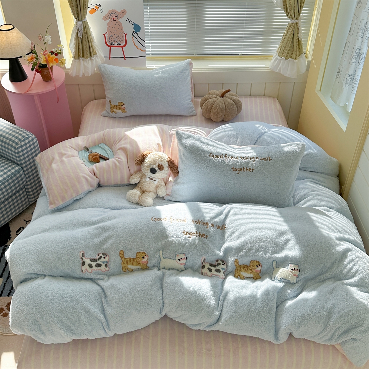 91家纺网 家纺一手货源 找家纺 暖生活 2025新款高克重细颗粒羊羔绒四件套 小咪排队