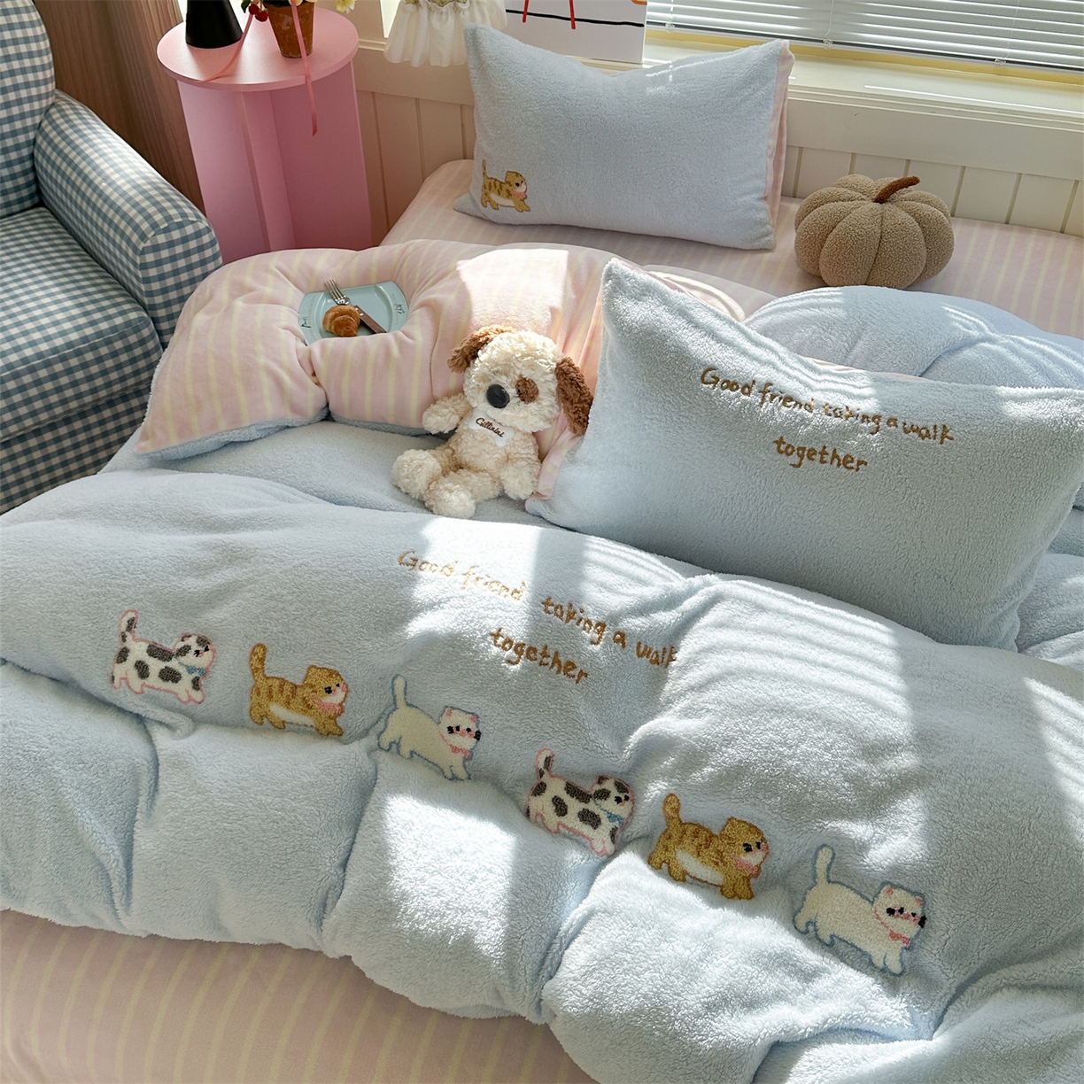 91家纺网 家纺一手货源 找家纺 暖生活 2025新款高克重细颗粒羊羔绒四件套 小咪排队