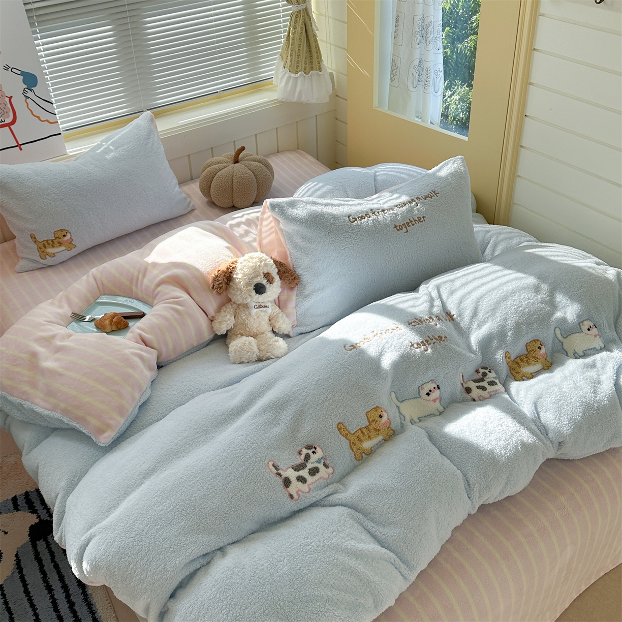 91家纺网 家纺一手货源 找家纺 暖生活 2025新款高克重细颗粒羊羔绒四件套 小咪排队