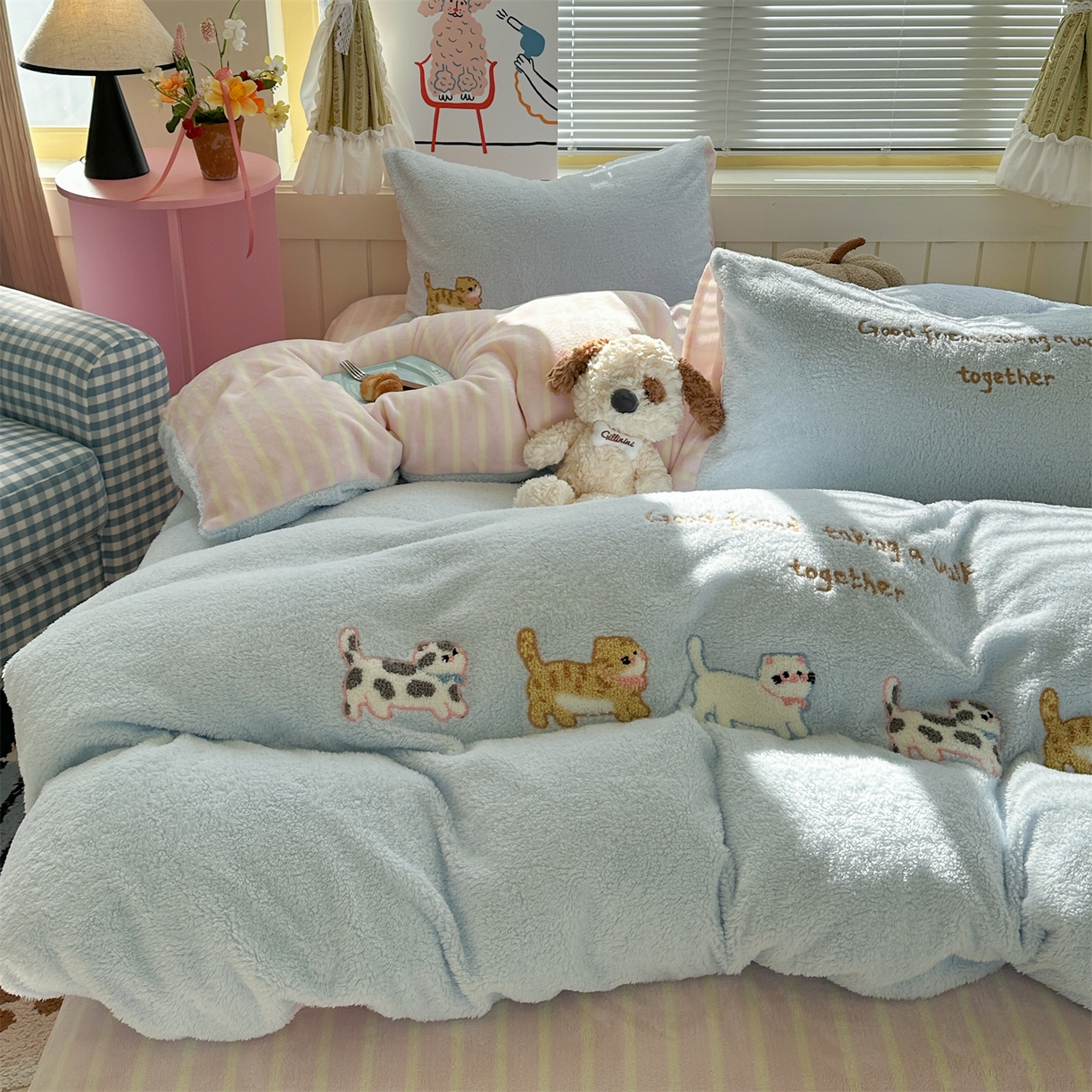 91家纺网 家纺一手货源 找家纺 暖生活 2025新款高克重细颗粒羊羔绒四件套 小咪排队