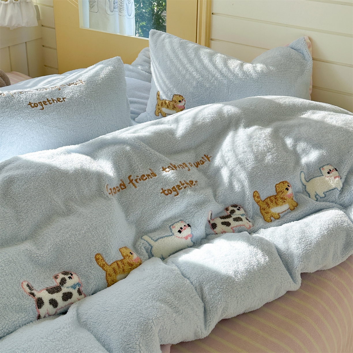 91家纺网 家纺一手货源 找家纺 暖生活 2025新款高克重细颗粒羊羔绒四件套 小咪排队