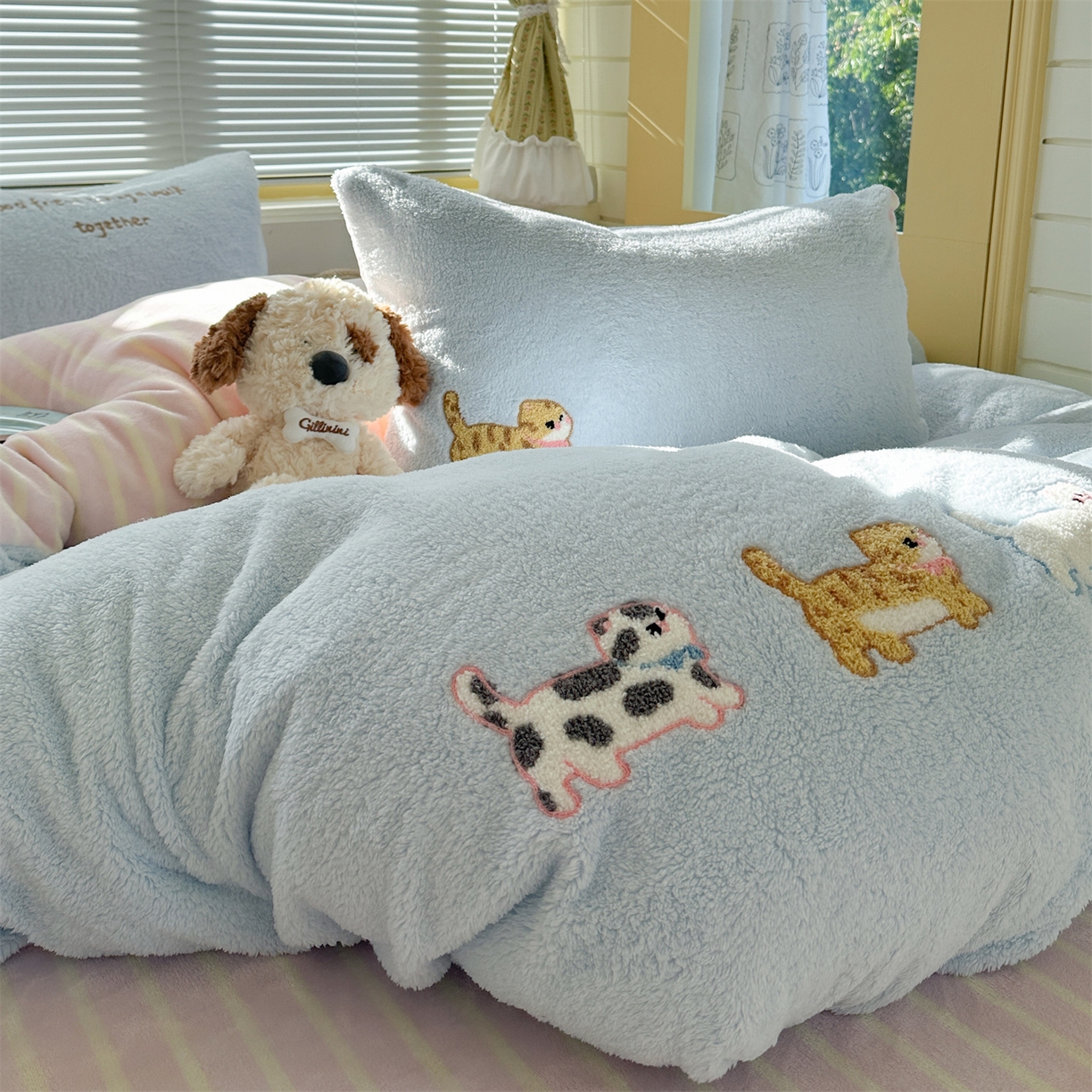 91家纺网 家纺一手货源 找家纺 暖生活 2025新款高克重细颗粒羊羔绒四件套 小咪排队