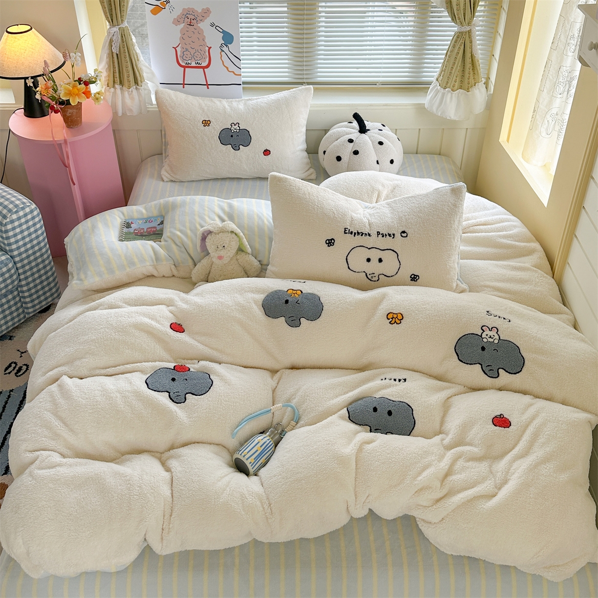 91家纺网 家纺一手货源 找家纺 暖生活 2025新款高克重细颗粒羊羔绒四件套 灰色小象