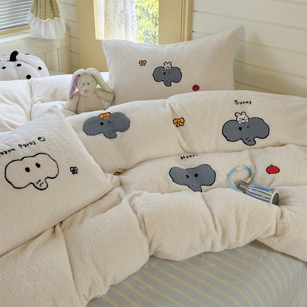 91家纺网 家纺一手货源 找家纺 暖生活 2025新款高克重细颗粒羊羔绒四件套 灰色小象