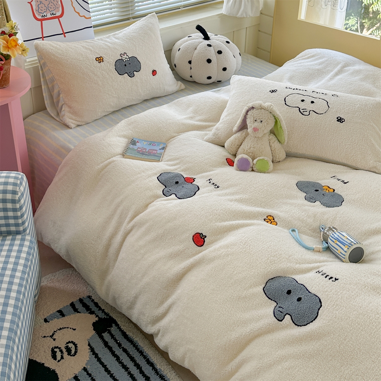 91家纺网 家纺一手货源 找家纺 暖生活 2025新款高克重细颗粒羊羔绒四件套 灰色小象