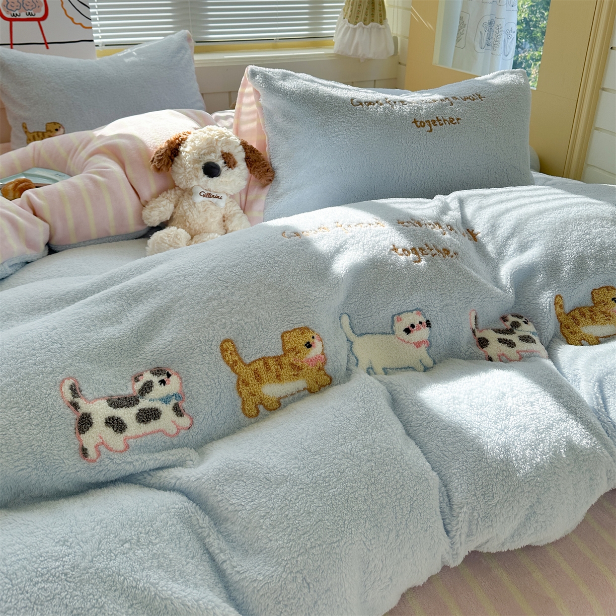 91家纺网 家纺一手货源 找家纺 暖生活 2025新款高克重细颗粒羊羔绒四件套 小咪排队