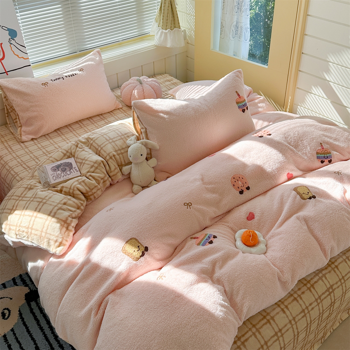 91家纺网 家纺一手货源 找家纺 暖生活 2025新款高克重细颗粒羊羔绒四件套 甜点玩偶