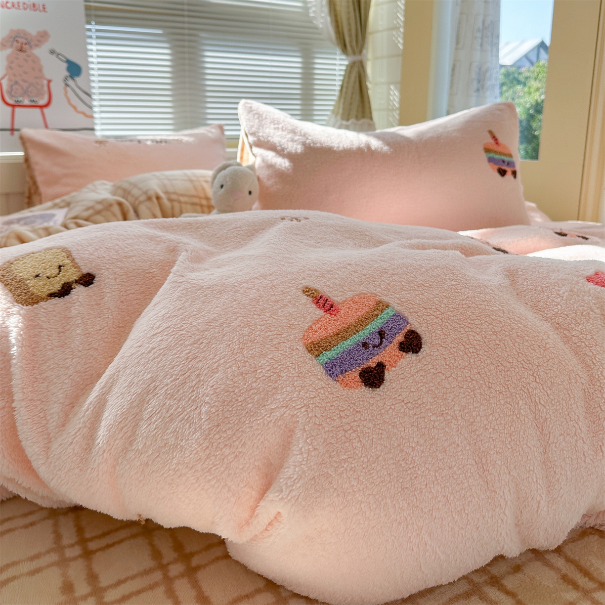 91家纺网 家纺一手货源 找家纺 暖生活 2025新款高克重细颗粒羊羔绒四件套 甜点玩偶