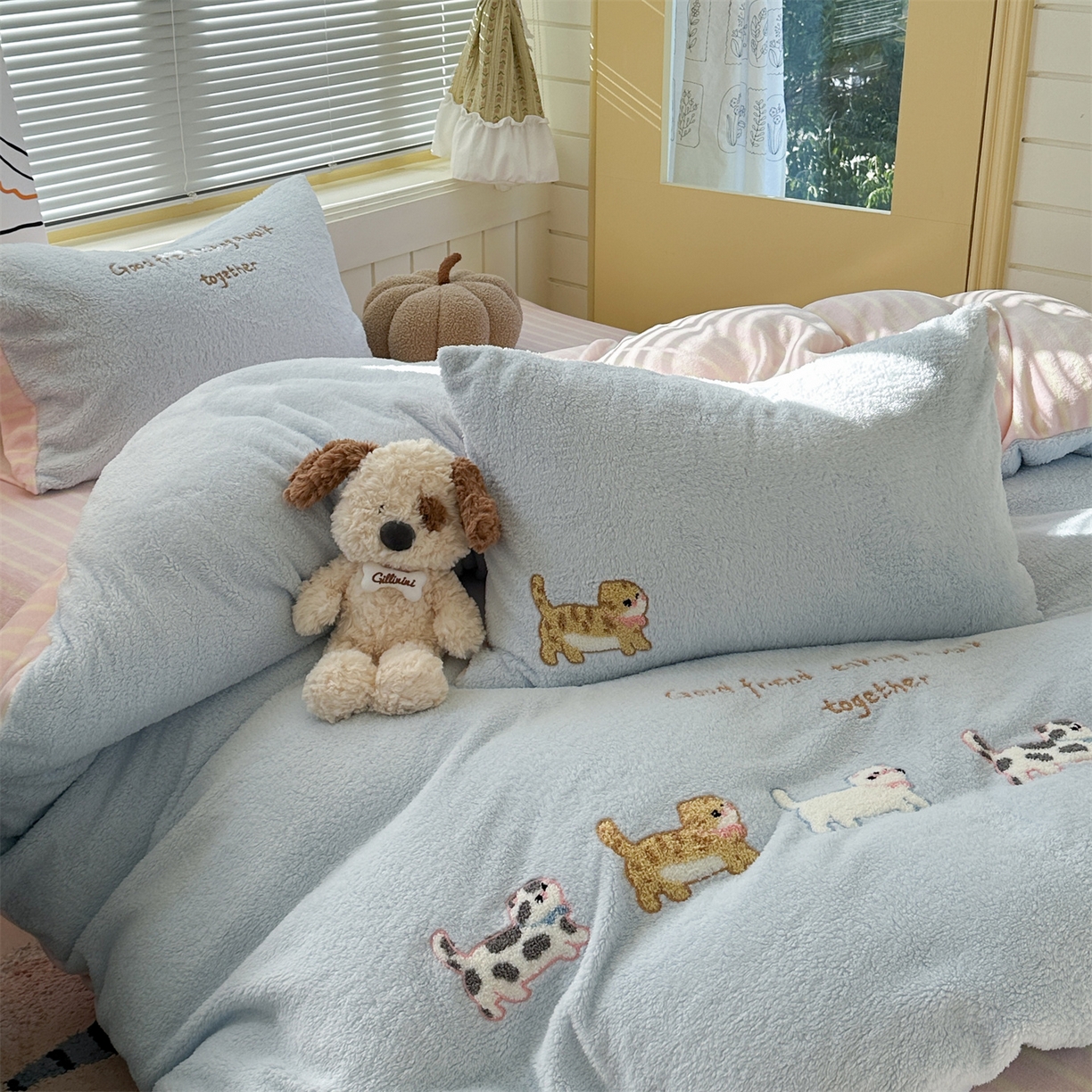 91家纺网 家纺一手货源 找家纺 暖生活 2025新款高克重细颗粒羊羔绒四件套 小咪排队