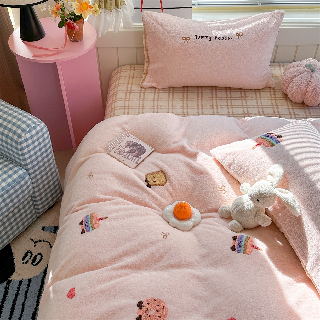 91家纺网 家纺一手货源 找家纺 暖生活 2025新款高克重细颗粒羊羔绒四件套 甜点玩偶