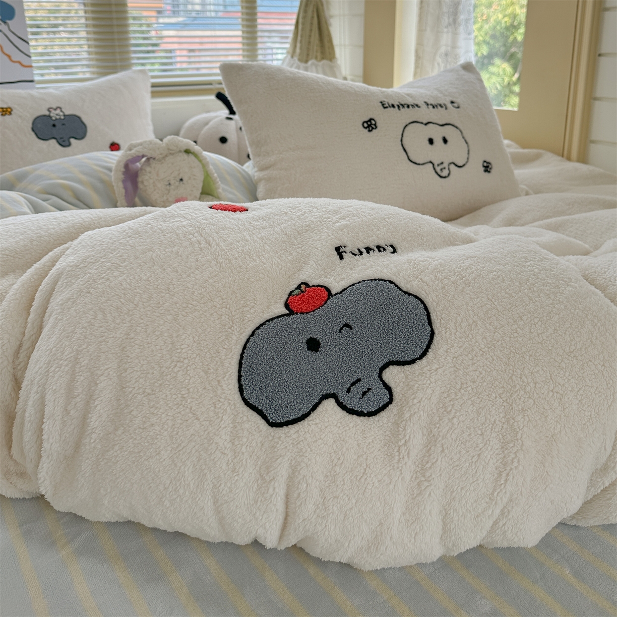 91家纺网 家纺一手货源 找家纺 暖生活 2025新款高克重细颗粒羊羔绒四件套 灰色小象