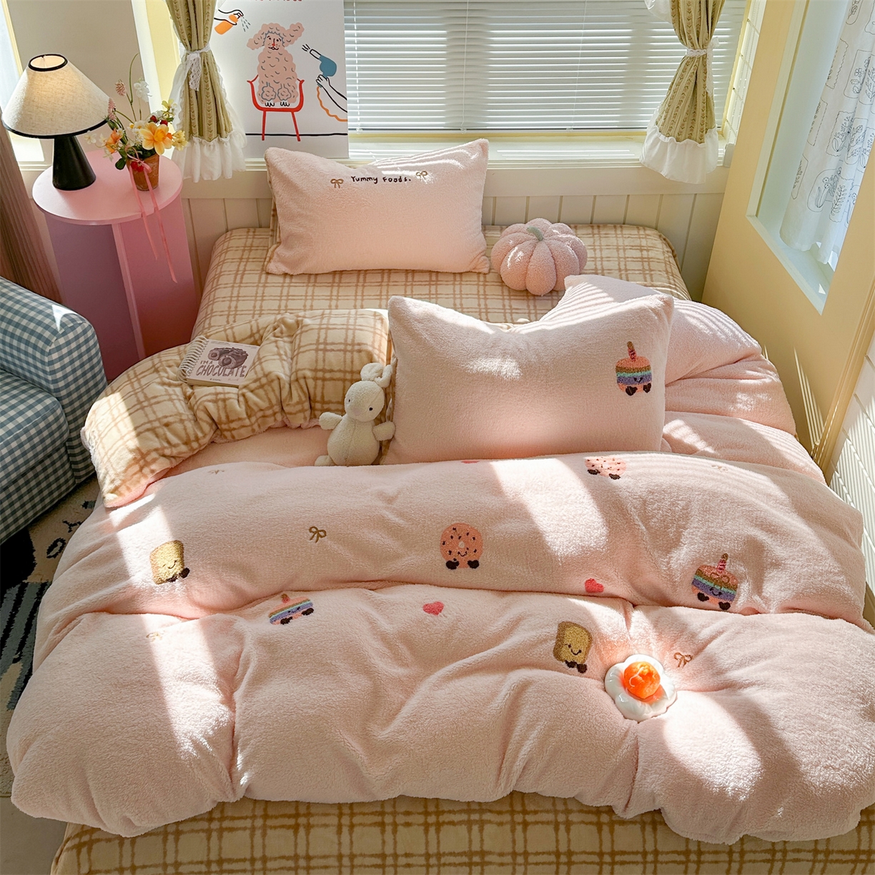 91家纺网 家纺一手货源 找家纺 暖生活 2025新款高克重细颗粒羊羔绒四件套 甜点玩偶