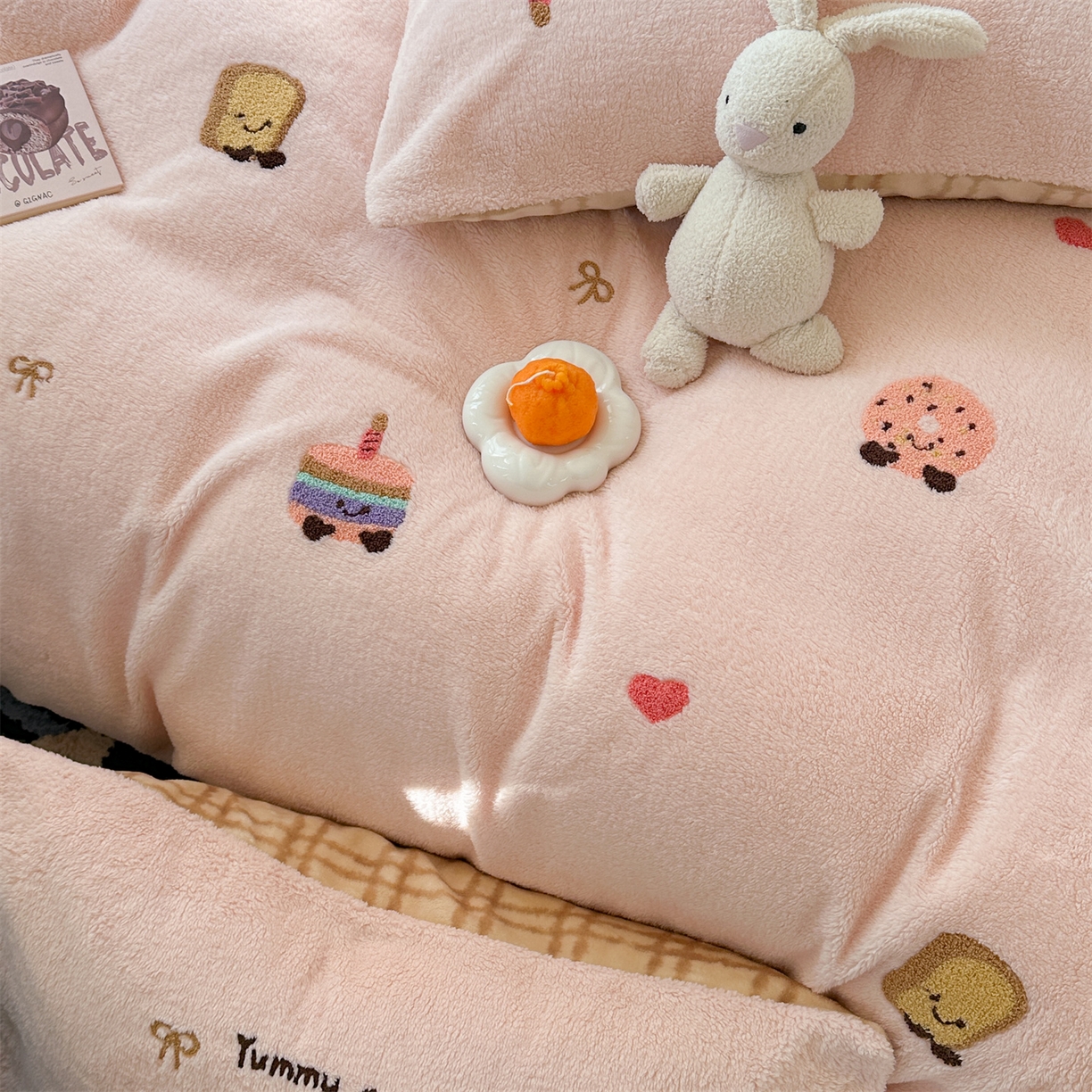 91家纺网 家纺一手货源 找家纺 暖生活 2025新款高克重细颗粒羊羔绒四件套 甜点玩偶