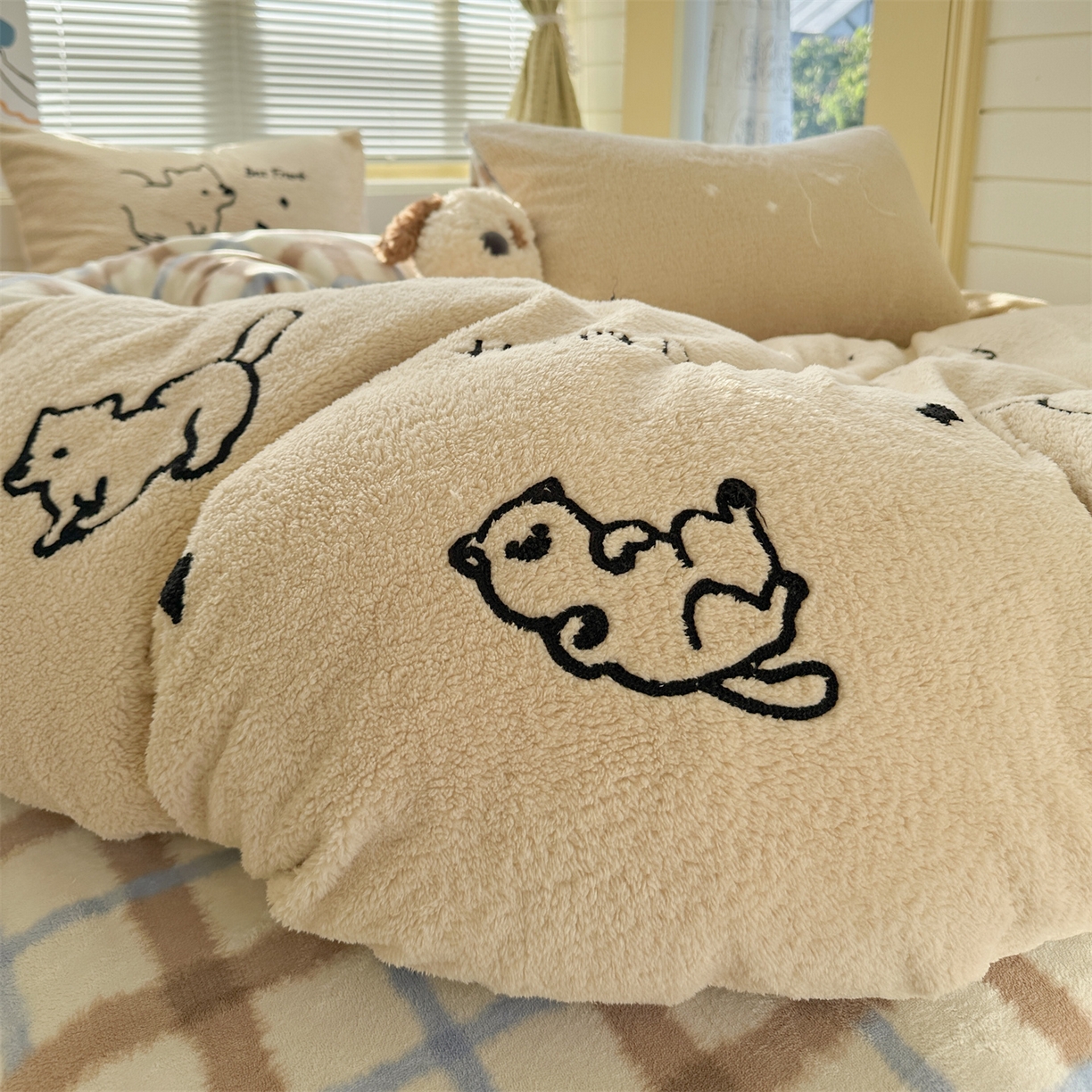 91家纺网 家纺一手货源 找家纺 暖生活 2025新款高克重细颗粒羊羔绒四件套 调皮小狗