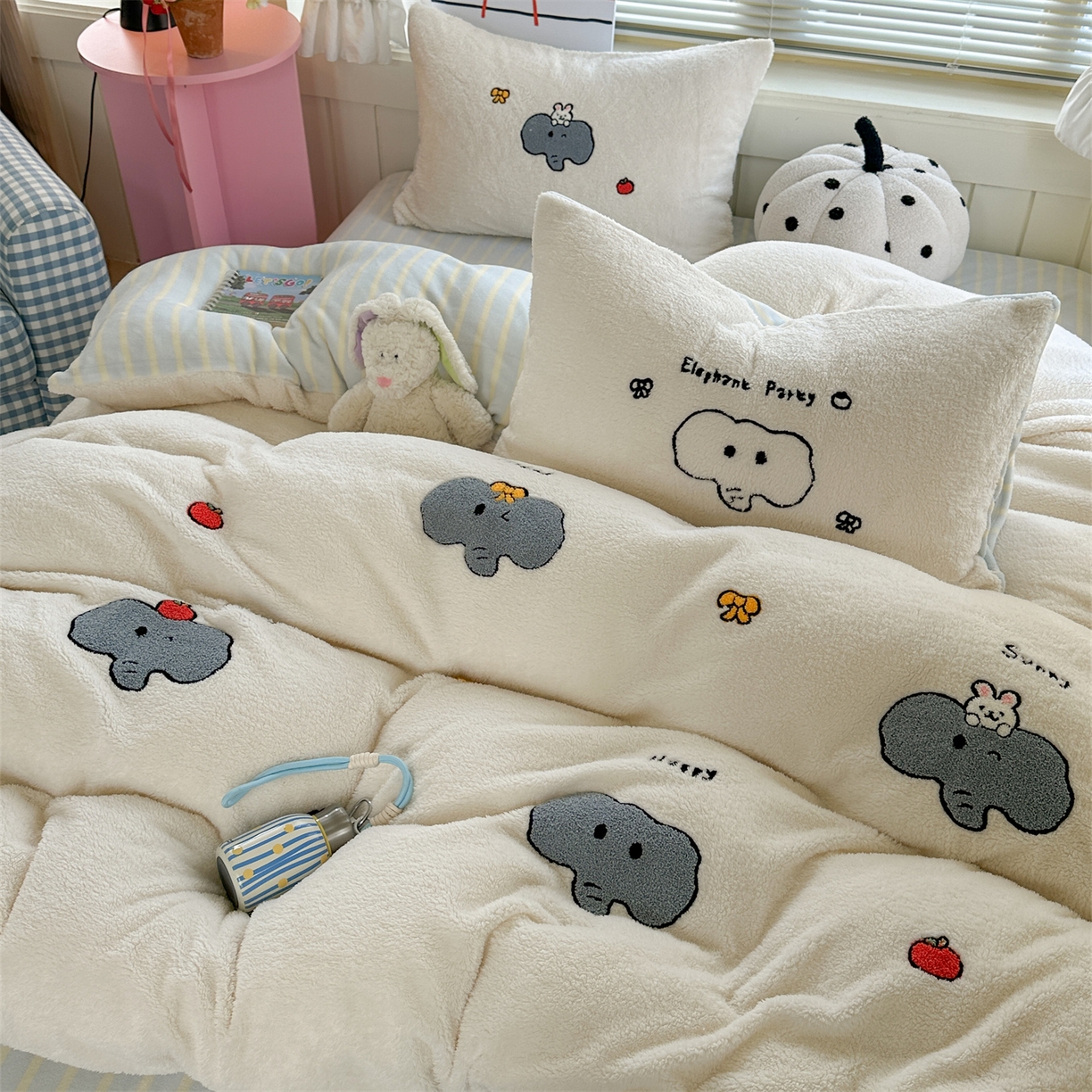 91家纺网 家纺一手货源 找家纺 暖生活 2025新款高克重细颗粒羊羔绒四件套 灰色小象