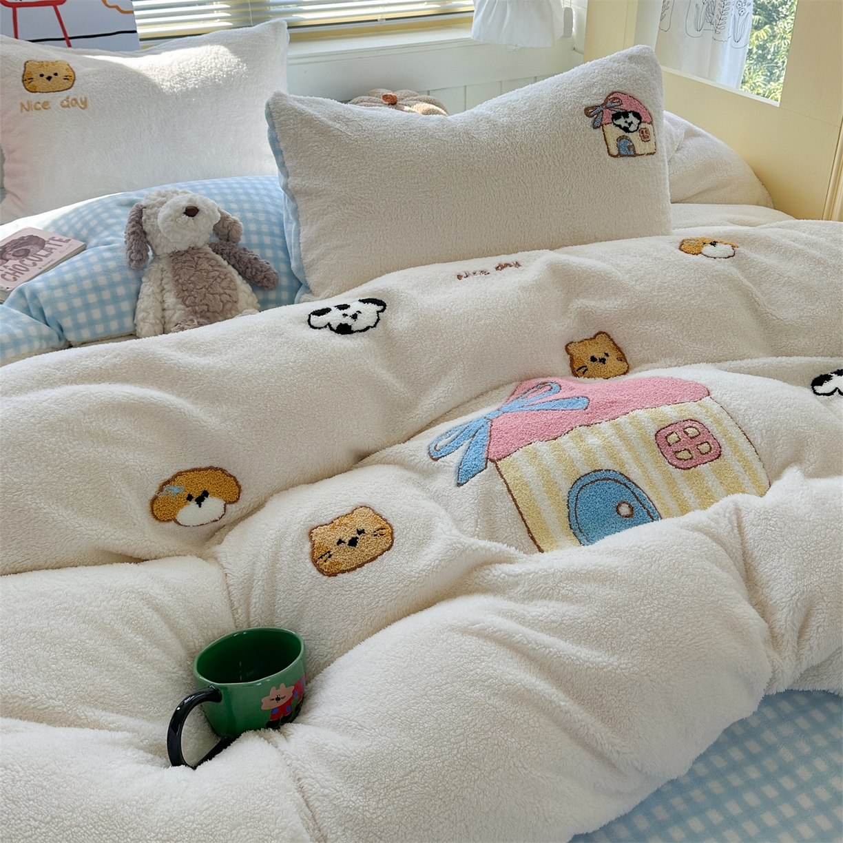 91家纺网 家纺一手货源 找家纺 暖生活 2025新款高克重细颗粒羊羔绒四件套 幸福小窝