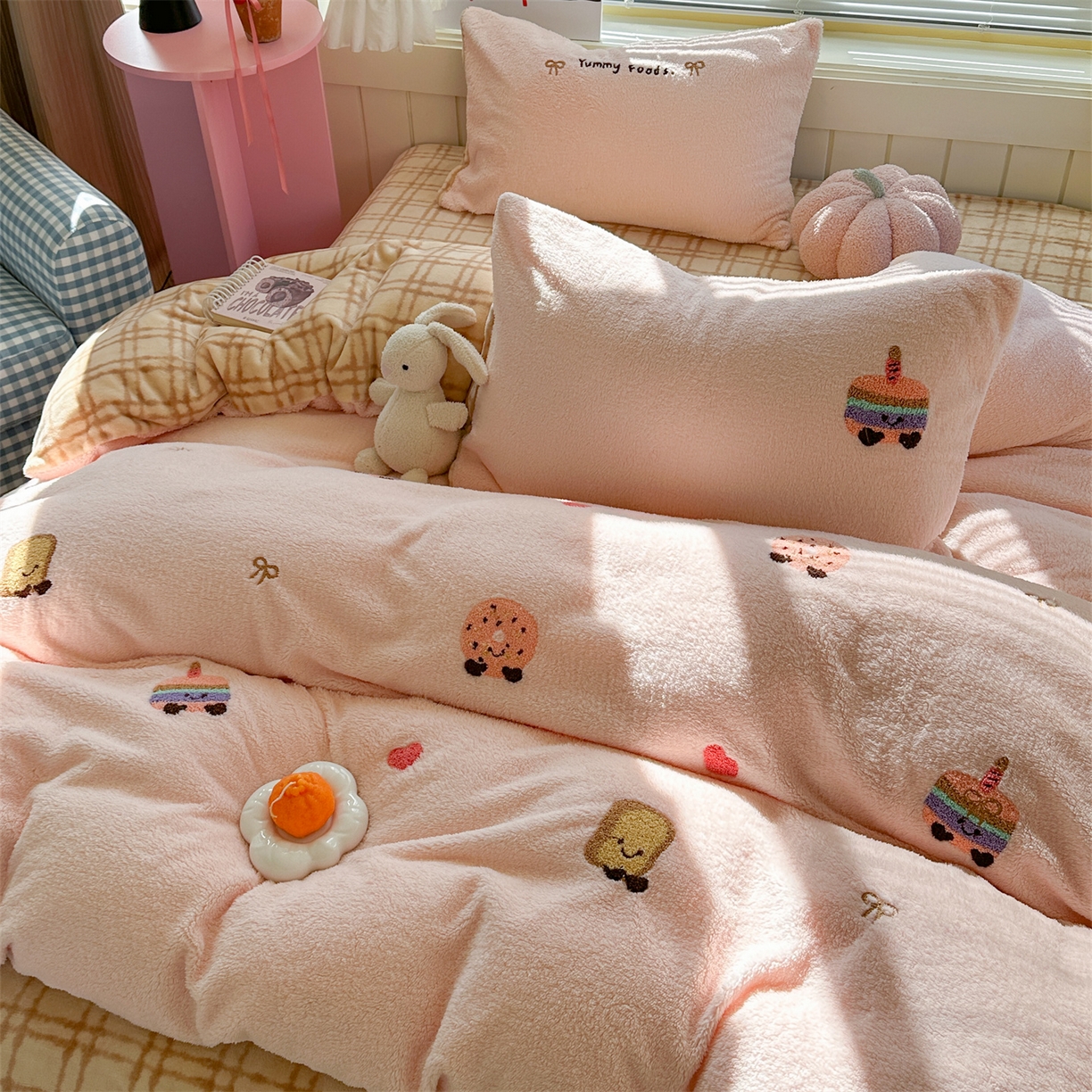 91家纺网 家纺一手货源 找家纺 暖生活 2025新款高克重细颗粒羊羔绒四件套 甜点玩偶