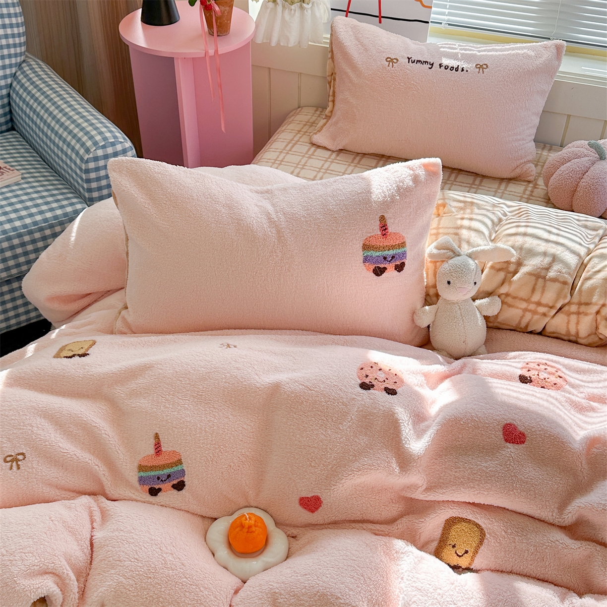 91家纺网 家纺一手货源 找家纺 暖生活 2025新款高克重细颗粒羊羔绒四件套 甜点玩偶