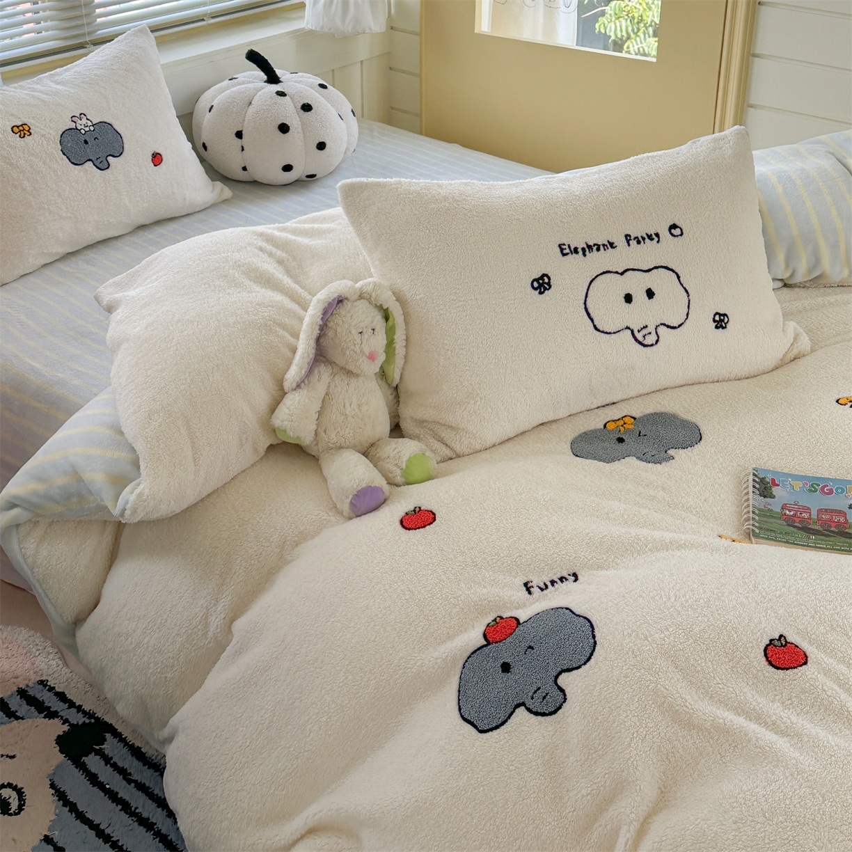 91家纺网 家纺一手货源 找家纺 暖生活 2025新款高克重细颗粒羊羔绒四件套 灰色小象