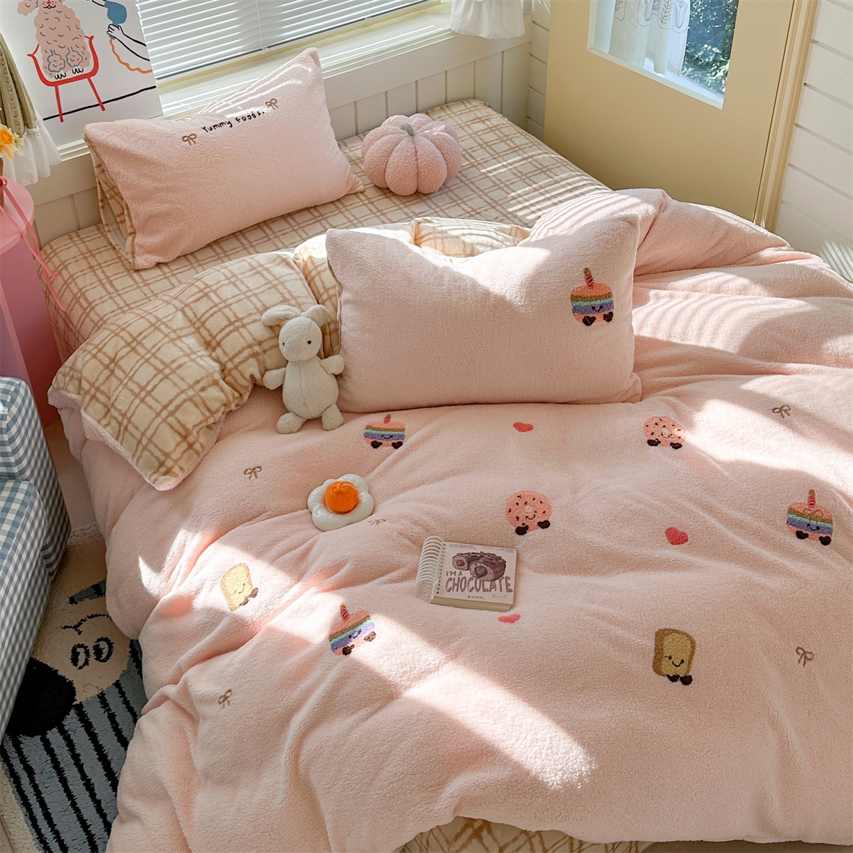 91家纺网 家纺一手货源 找家纺 暖生活 2025新款高克重细颗粒羊羔绒四件套 甜点玩偶