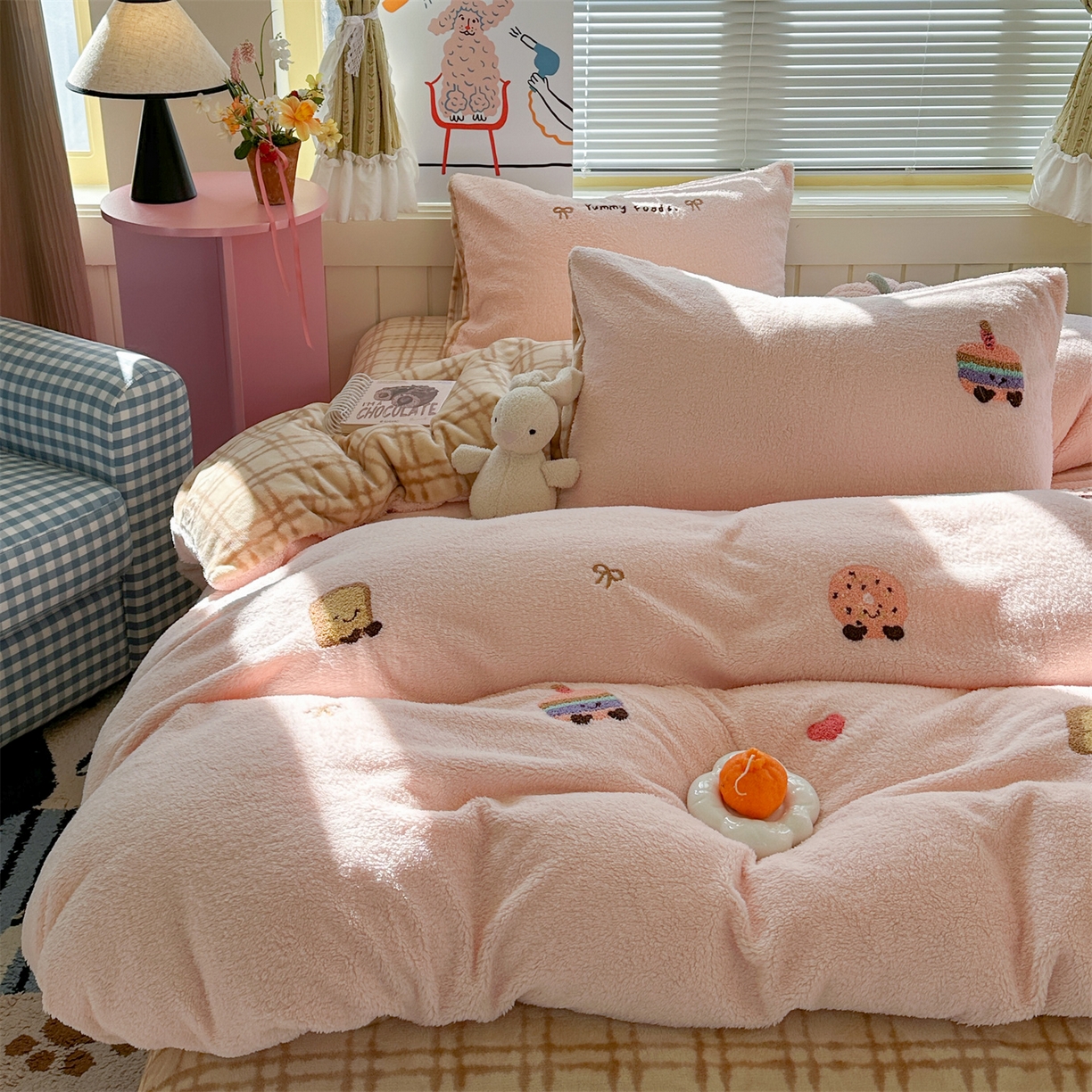 91家纺网 家纺一手货源 找家纺 暖生活 2025新款高克重细颗粒羊羔绒四件套 甜点玩偶