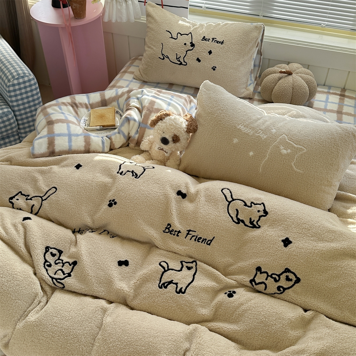 91家纺网 家纺一手货源 找家纺 暖生活 2025新款高克重细颗粒羊羔绒四件套 调皮小狗