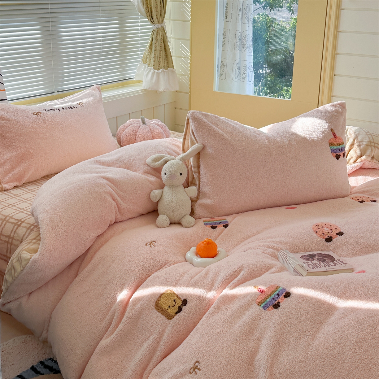 91家纺网 家纺一手货源 找家纺 暖生活 2025新款高克重细颗粒羊羔绒四件套 甜点玩偶