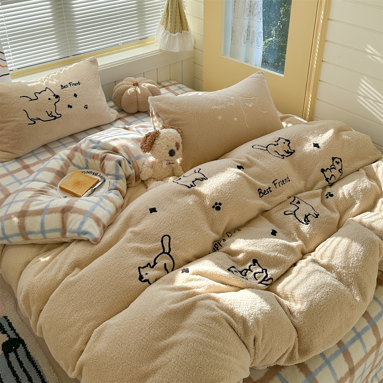 91家纺网 家纺一手货源 找家纺 暖生活 2025新款高克重细颗粒羊羔绒四件套 调皮小狗