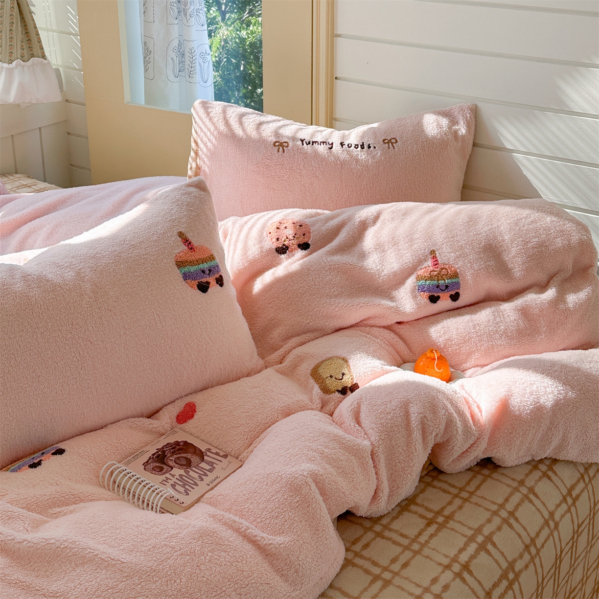 91家纺网 家纺一手货源 找家纺 暖生活 2025新款高克重细颗粒羊羔绒四件套 甜点玩偶