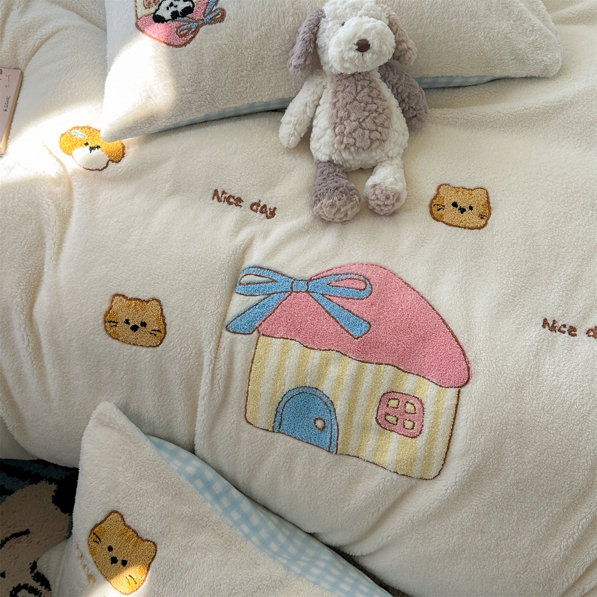 91家纺网 家纺一手货源 找家纺 暖生活 2025新款高克重细颗粒羊羔绒四件套 幸福小窝