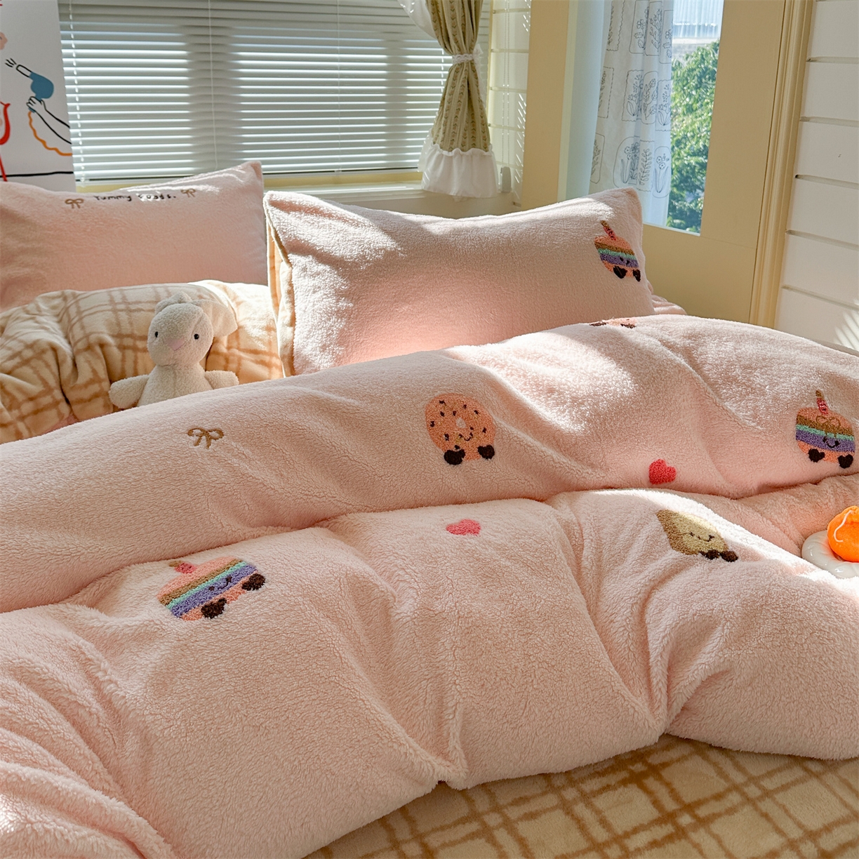 91家纺网 家纺一手货源 找家纺 暖生活 2025新款高克重细颗粒羊羔绒四件套 甜点玩偶