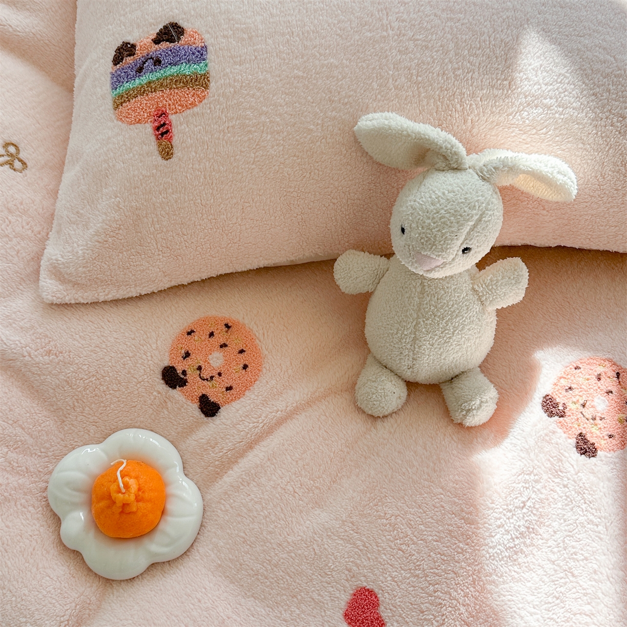 91家纺网 家纺一手货源 找家纺 暖生活 2025新款高克重细颗粒羊羔绒四件套 甜点玩偶