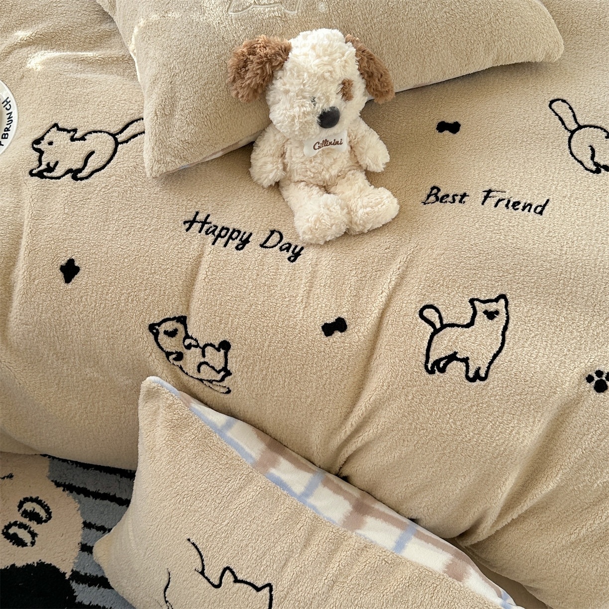 91家纺网 家纺一手货源 找家纺 暖生活 2025新款高克重细颗粒羊羔绒四件套 调皮小狗