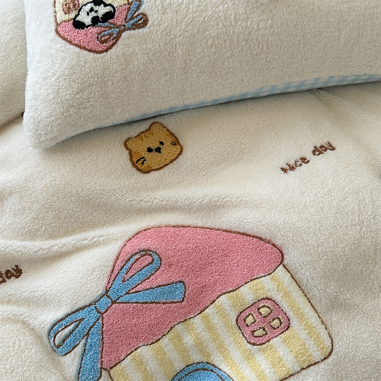 91家纺网 家纺一手货源 找家纺 暖生活 2025新款高克重细颗粒羊羔绒四件套 幸福小窝