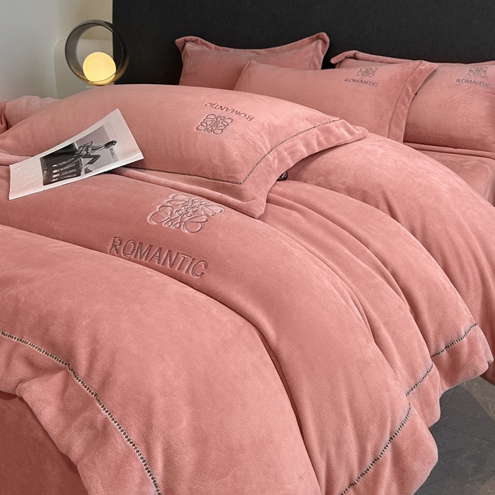 91家纺网 家纺一手货源 找家纺 （总）美芝莱床垫 2025新款牛奶绒全消光亲肤舒适大牌风四件套