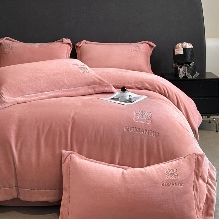 91家纺网 家纺一手货源 找家纺 （总）美芝莱床垫 2025新款牛奶绒全消光亲肤舒适大牌风四件套