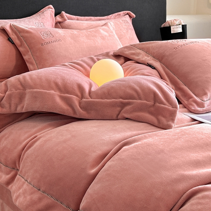 91家纺网 家纺一手货源 找家纺 （总）美芝莱床垫 2025新款牛奶绒全消光亲肤舒适大牌风四件套