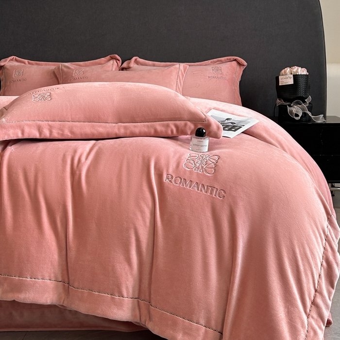 91家纺网 家纺一手货源 找家纺 （总）美芝莱床垫 2025新款牛奶绒全消光亲肤舒适大牌风四件套